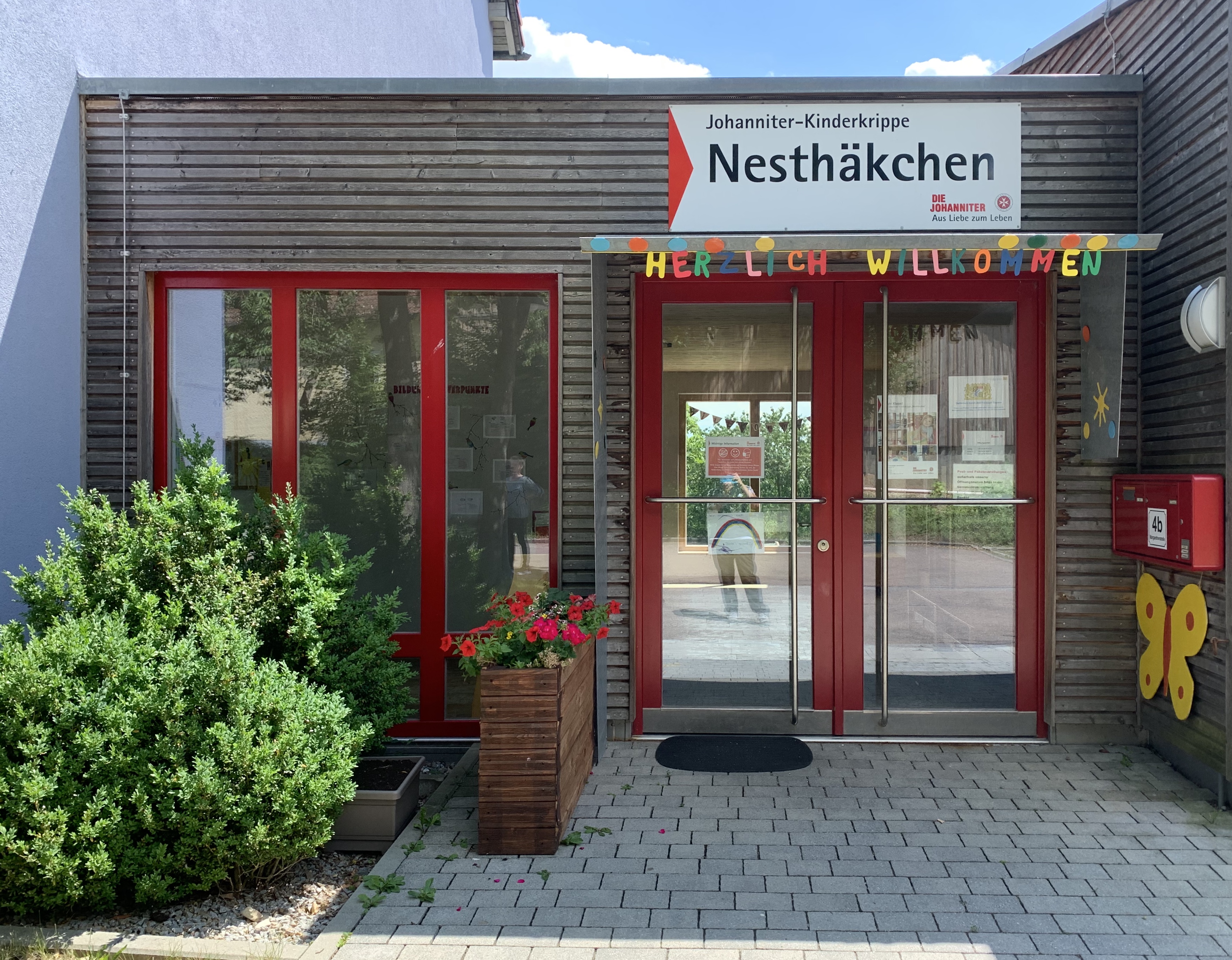 Foto zeigt den Eingang der Johanniter-Kinderkrippe Nesthäkchen in Pettendorf